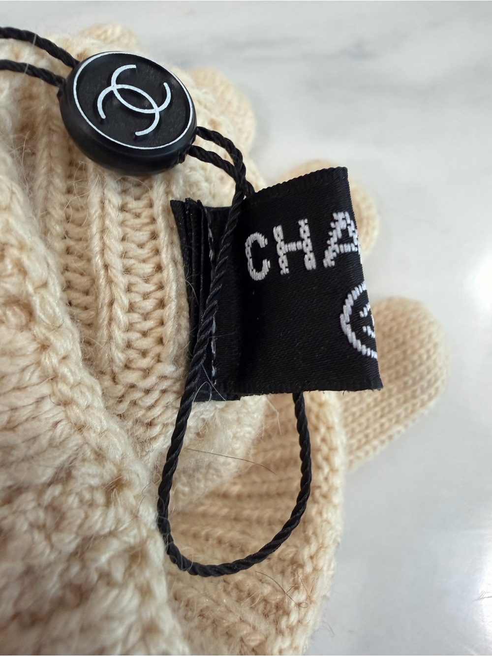 Chanel Cream Wool Gloves with Black CC Logo - Picture 3 of 4